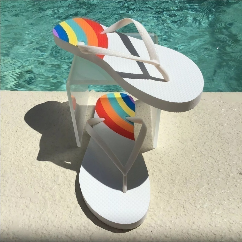 Gap Rainbow Heart Women Flip Flops SZ 10 White Beach Cruise Vacay Sandals NEW - Picture 2 of 12